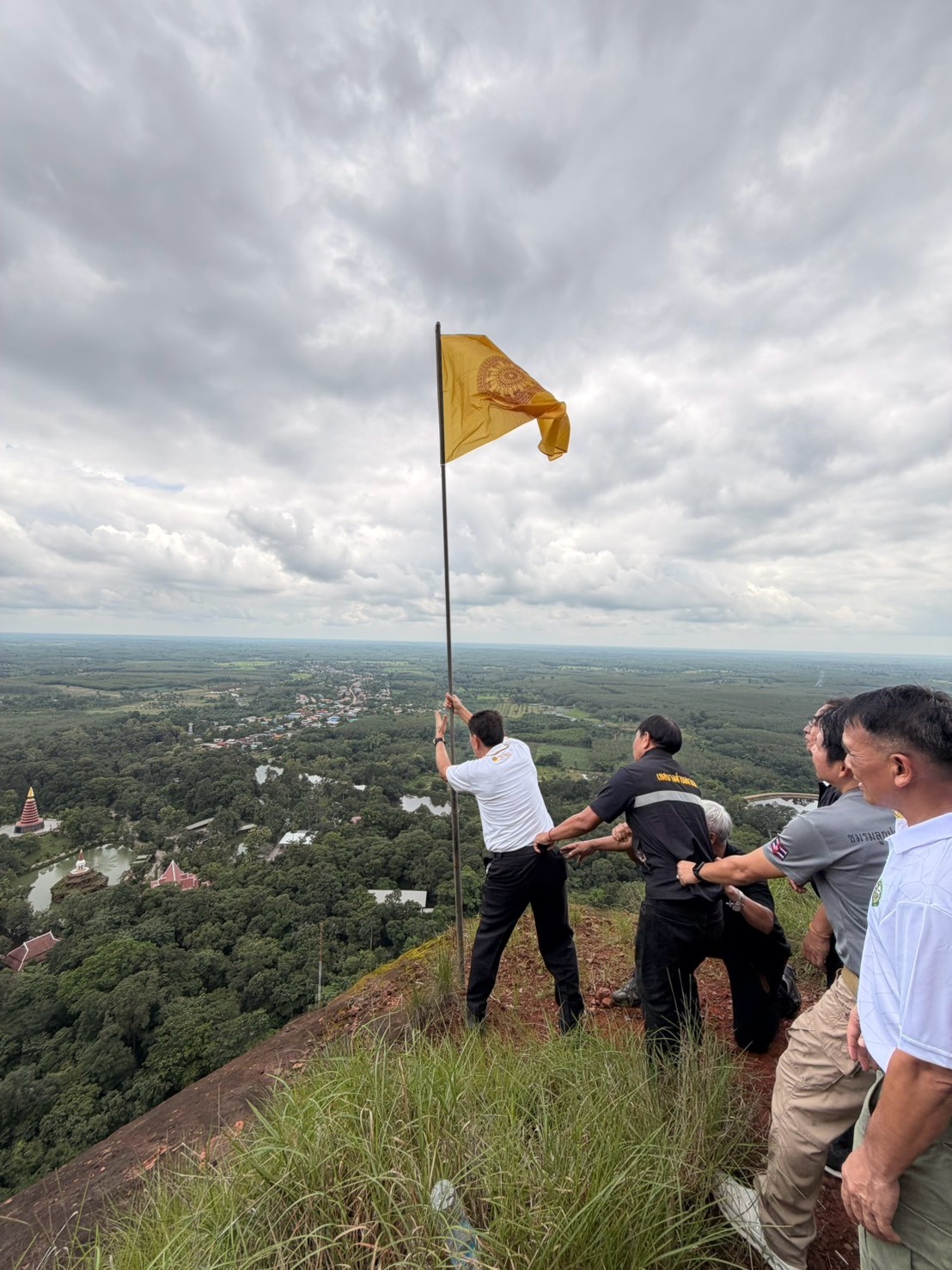 title - ปักธงธรรมจักร และธงชาติไทยภายใต้โครงการปลูกป่าเพื่อเป็นพุทธบูชาในพื้นที่ปฏิรูปที่ดิน (ส.ป.ก.)